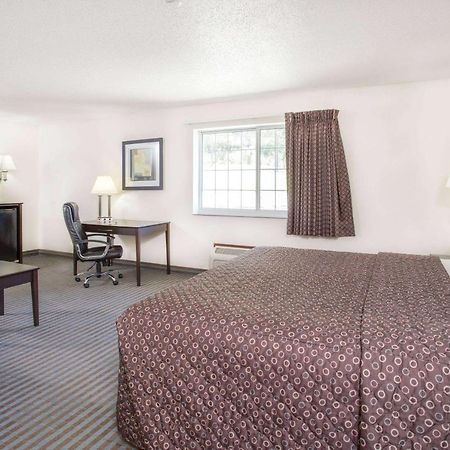 Super 8 By Wyndham Cedar Falls Εξωτερικό φωτογραφία
