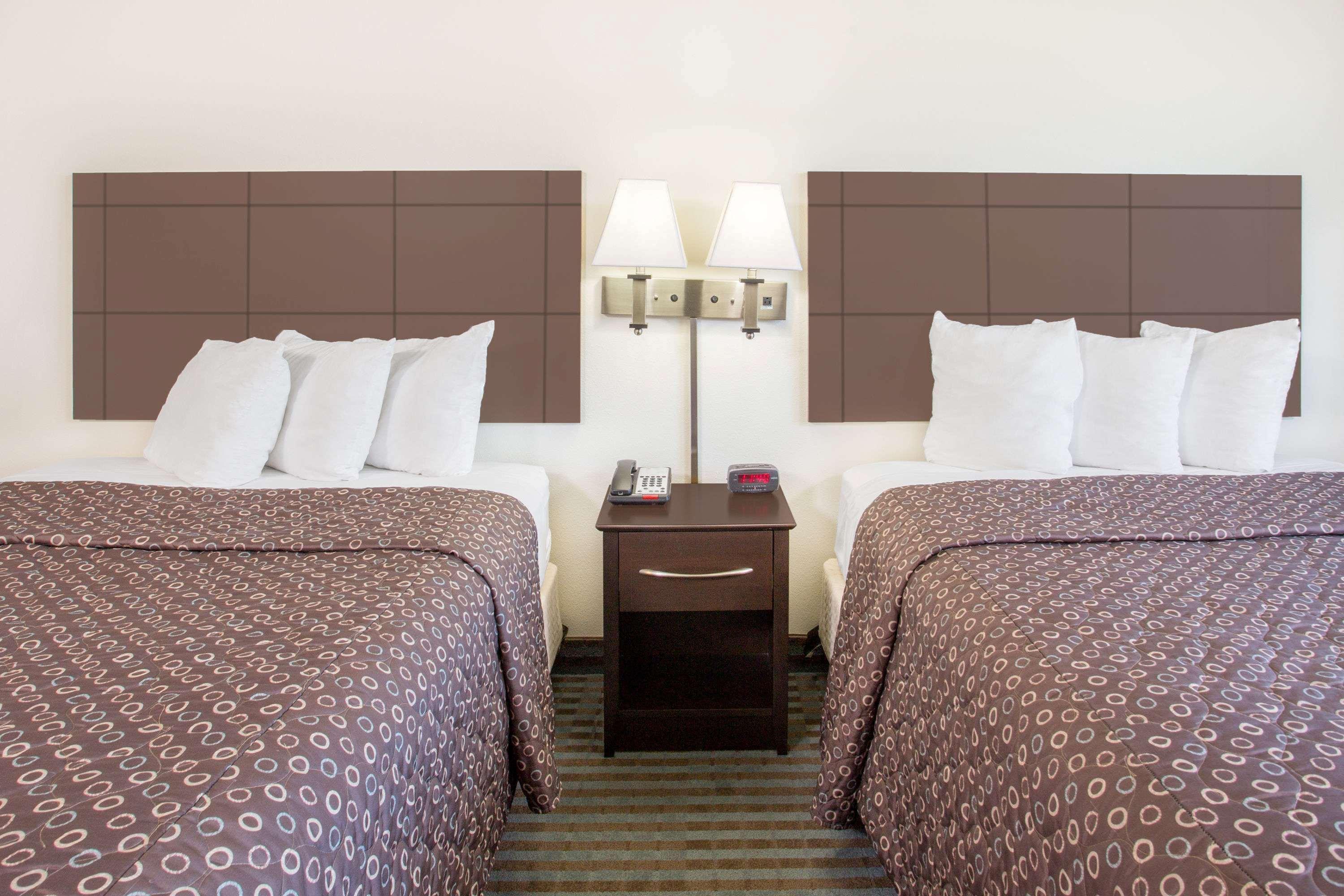 Super 8 By Wyndham Cedar Falls Εξωτερικό φωτογραφία