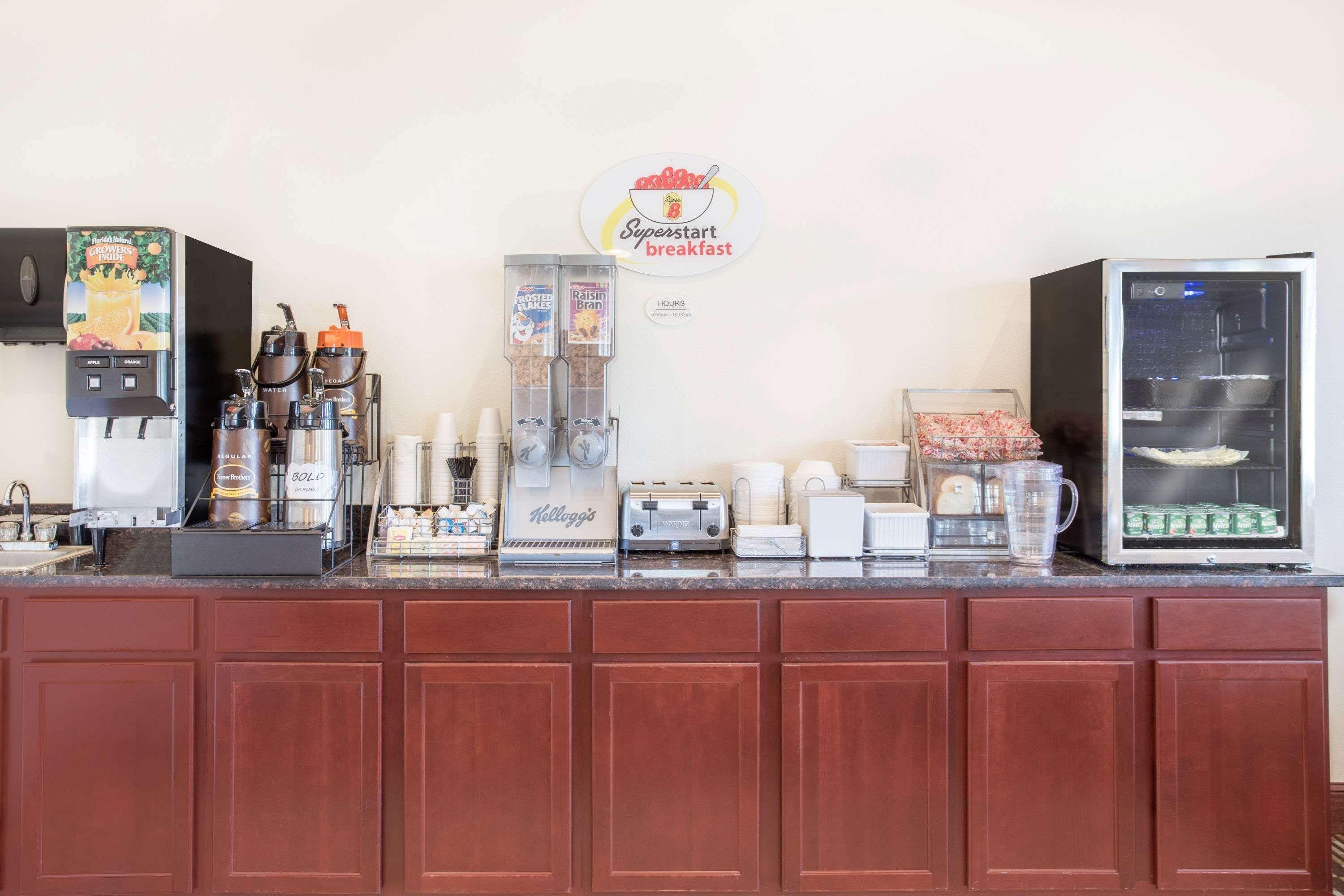 Super 8 By Wyndham Cedar Falls Εξωτερικό φωτογραφία