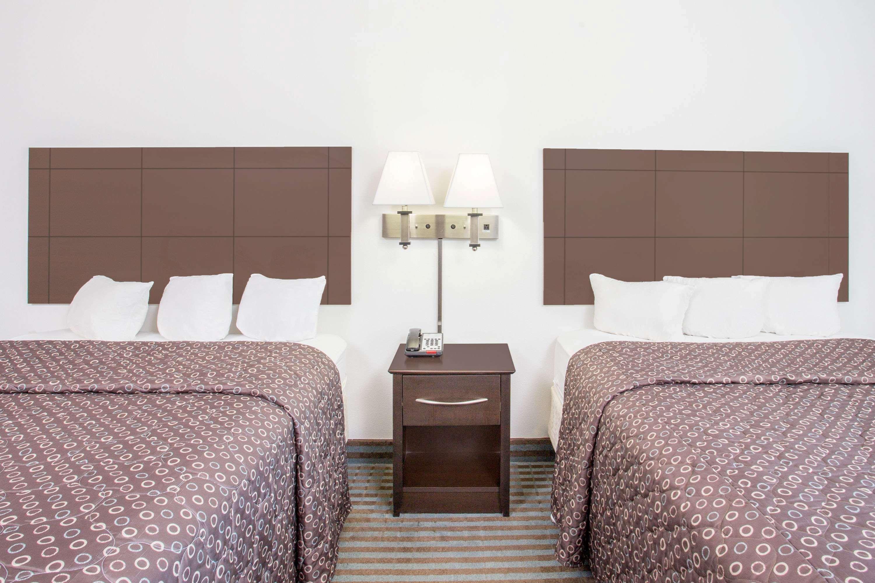 Super 8 By Wyndham Cedar Falls Εξωτερικό φωτογραφία