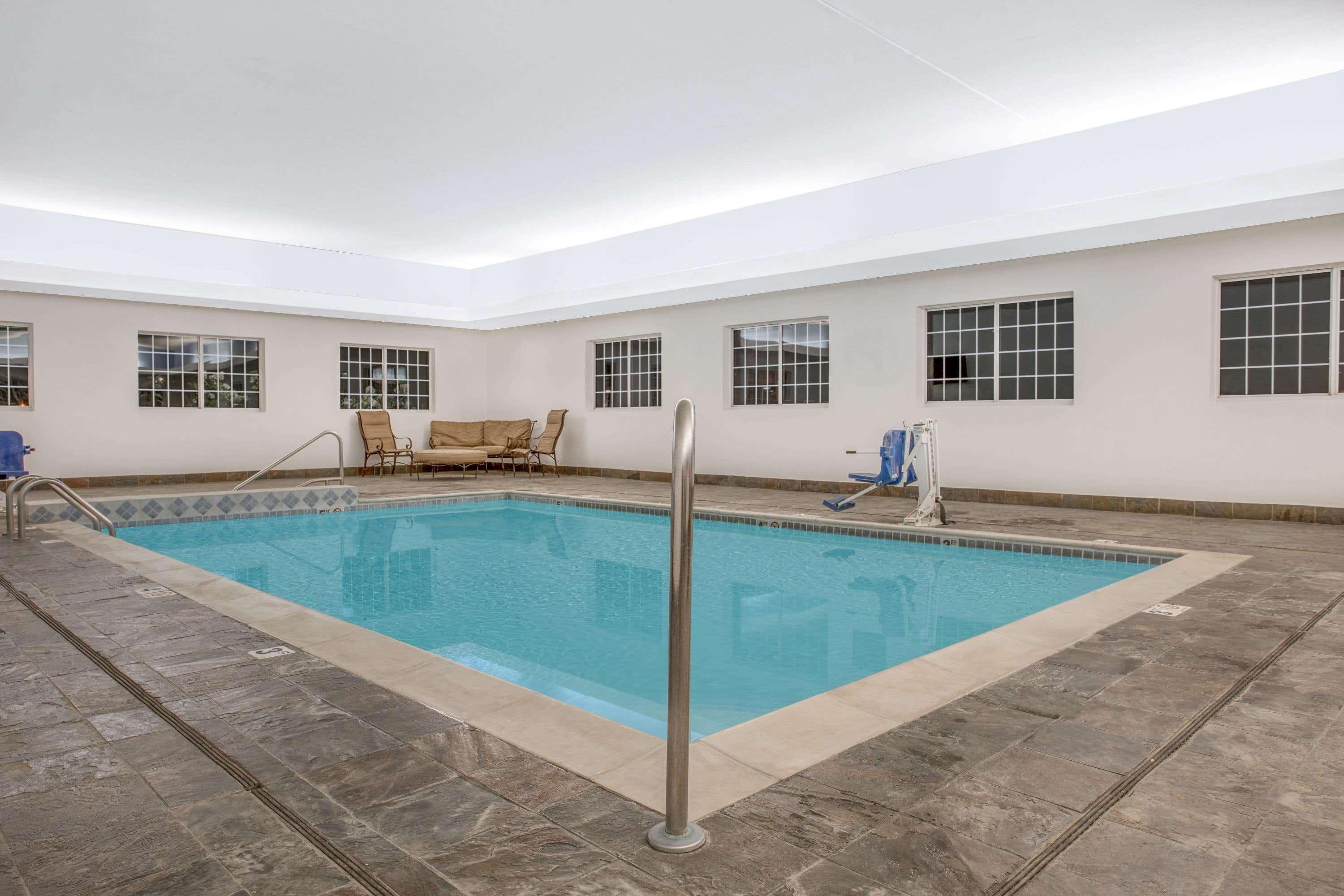 Super 8 By Wyndham Cedar Falls Εξωτερικό φωτογραφία