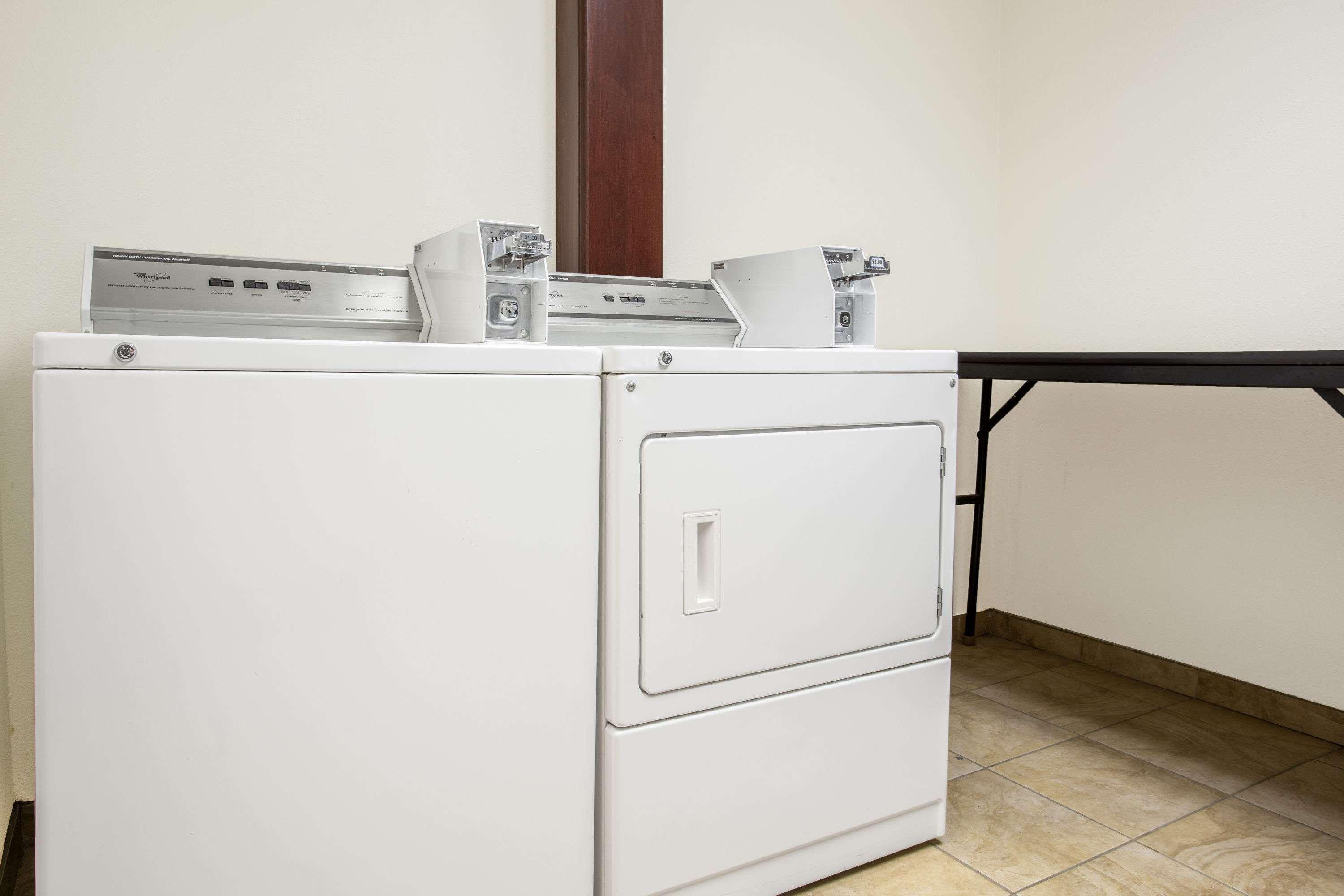 Super 8 By Wyndham Cedar Falls Εξωτερικό φωτογραφία