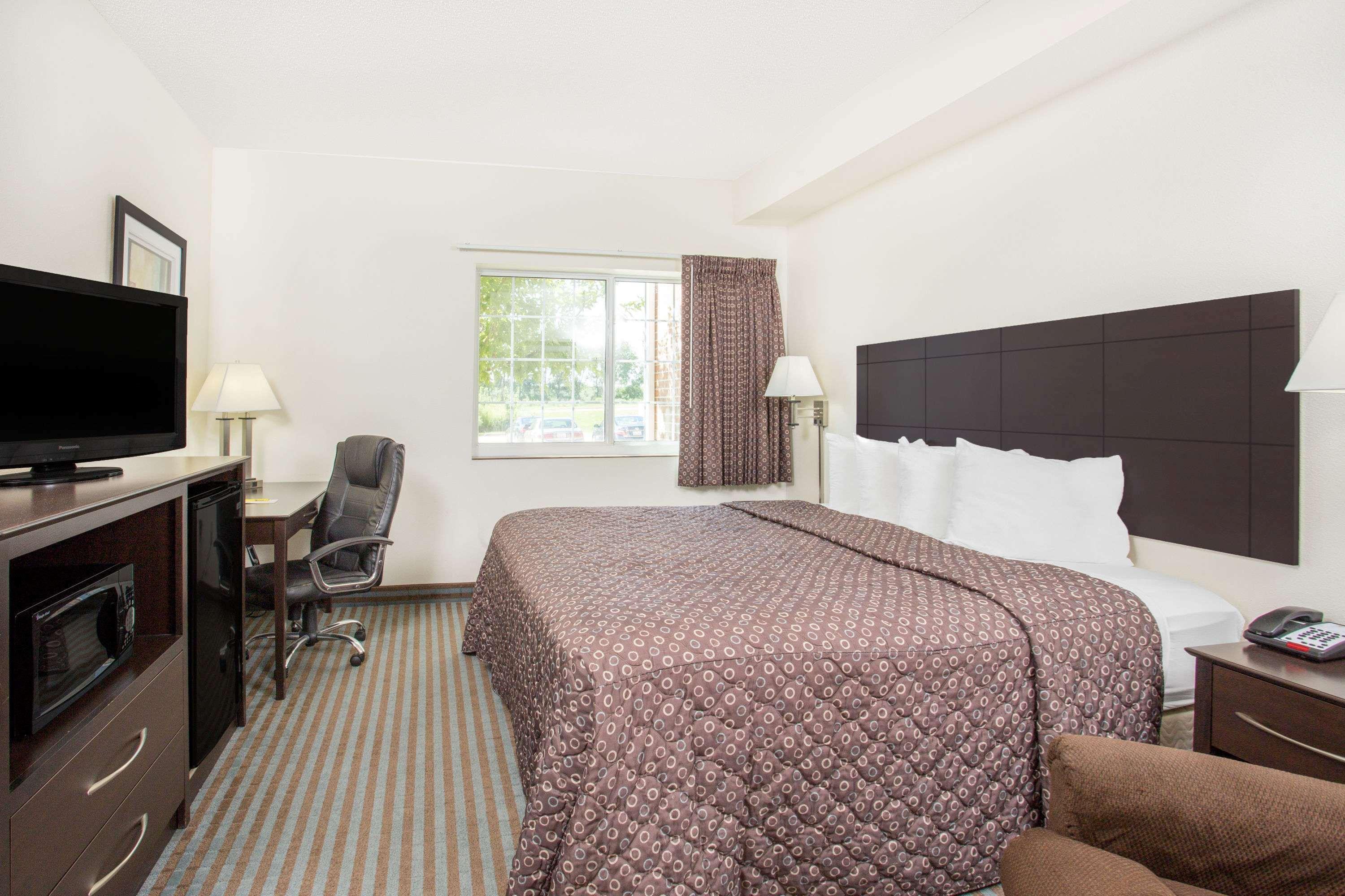 Super 8 By Wyndham Cedar Falls Εξωτερικό φωτογραφία