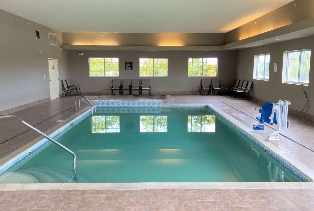 Super 8 By Wyndham Cedar Falls Εξωτερικό φωτογραφία