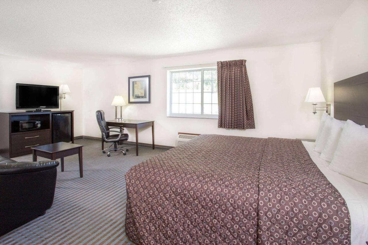 Super 8 By Wyndham Cedar Falls Εξωτερικό φωτογραφία