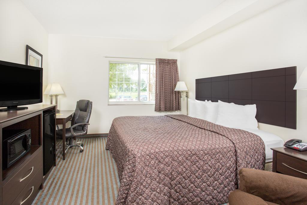Super 8 By Wyndham Cedar Falls Εξωτερικό φωτογραφία