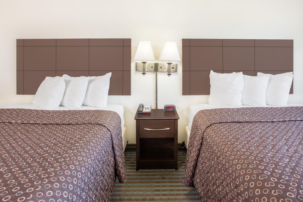 Super 8 By Wyndham Cedar Falls Εξωτερικό φωτογραφία