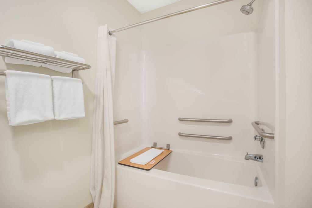 Super 8 By Wyndham Cedar Falls Εξωτερικό φωτογραφία