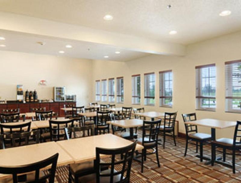 Super 8 By Wyndham Cedar Falls Εξωτερικό φωτογραφία