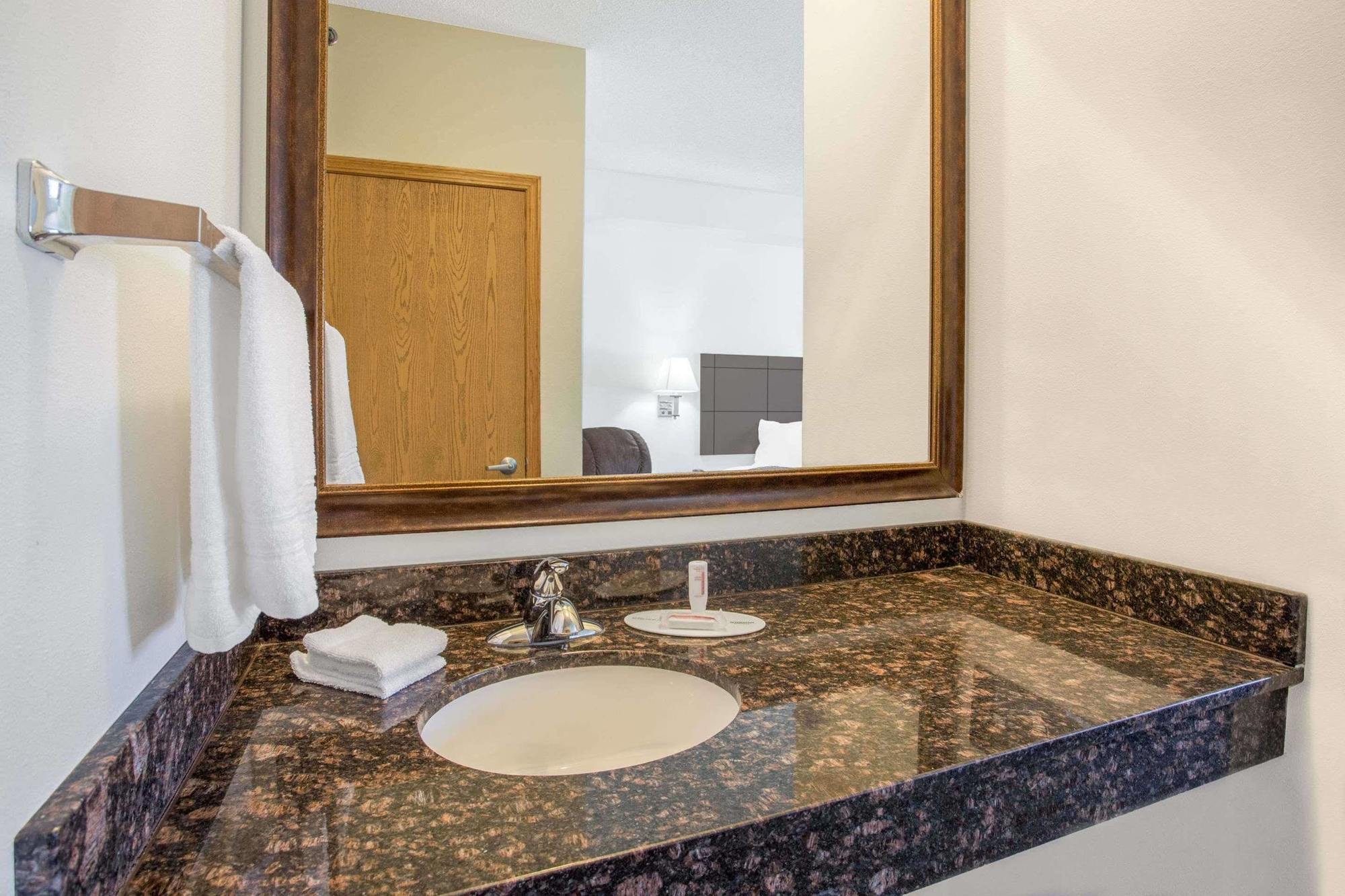 Super 8 By Wyndham Cedar Falls Εξωτερικό φωτογραφία