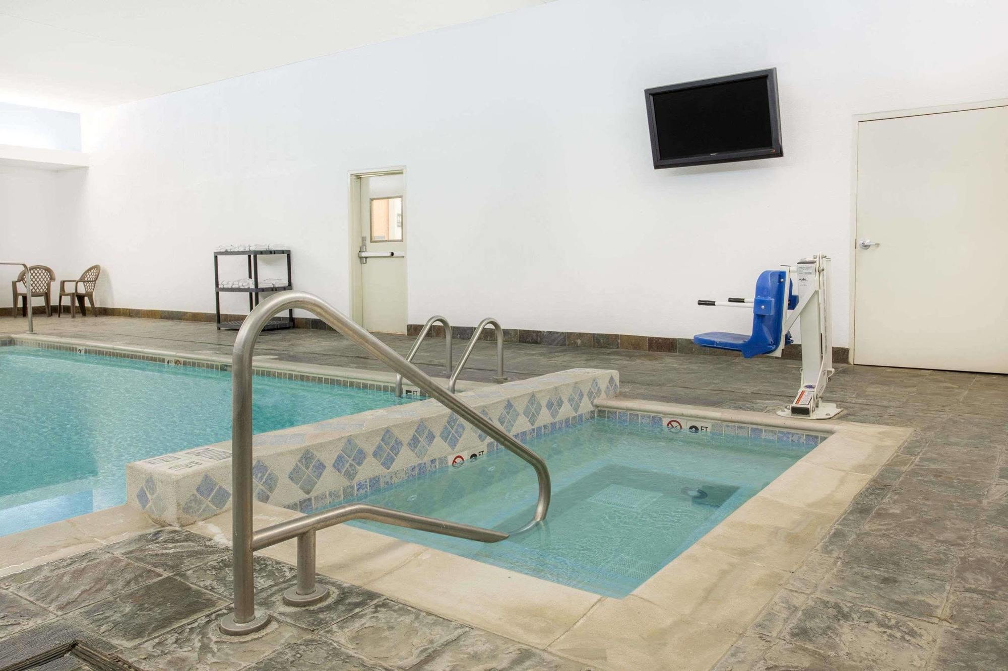 Super 8 By Wyndham Cedar Falls Εξωτερικό φωτογραφία